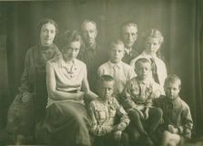 В верхнем ряду в центре-И.Н.Капусткин